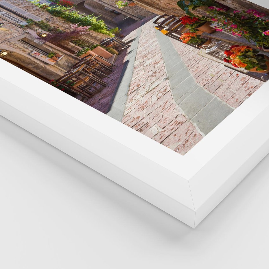 Plakat w ramie 50x70 - Malownicze Zakątki Miasta - uliczka, perspektywa - rama biała