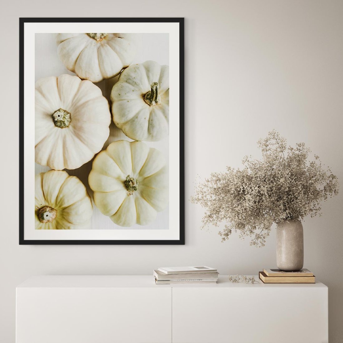 Plakat w ramie 40x50 - Jesienne Dynie: Delikatna Kompozycja - białe dynie, jasna kompozycja - rama czarna