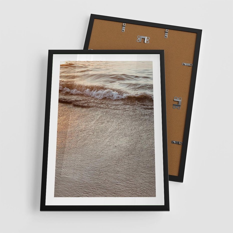Plakat w ramie 50x70 - Spokój Morza: Fale na Plaży - fale, morze - rama czarna