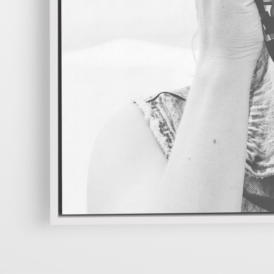 Obraz w ramie 70x50 - Zrób mi Zdjęcie - fotografia, kobieta z aparatem - rama biała