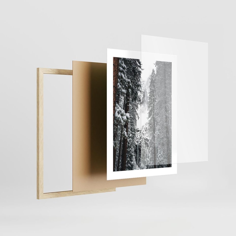 Plakat w ramie 30x40 - Cicha Magia Zimowego Lasu - zimowy las, ośnieżone drzewa - rama drewno