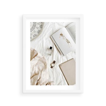 Plakat w ramie 50x70 - Perfumy, Książka i Moda - kobieca kompozycja, perfumy - rama biała