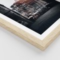 Plakat w ramie 40x50 - Światło Portowe - czarno białe zdjecie, uliczka w nadmorskim mieście - rama drewno