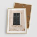 Plakat w ramie 50x70 - Urok Starego Okna z Zielonymi Okiennicami - stare okno, kamienica - rama drewno