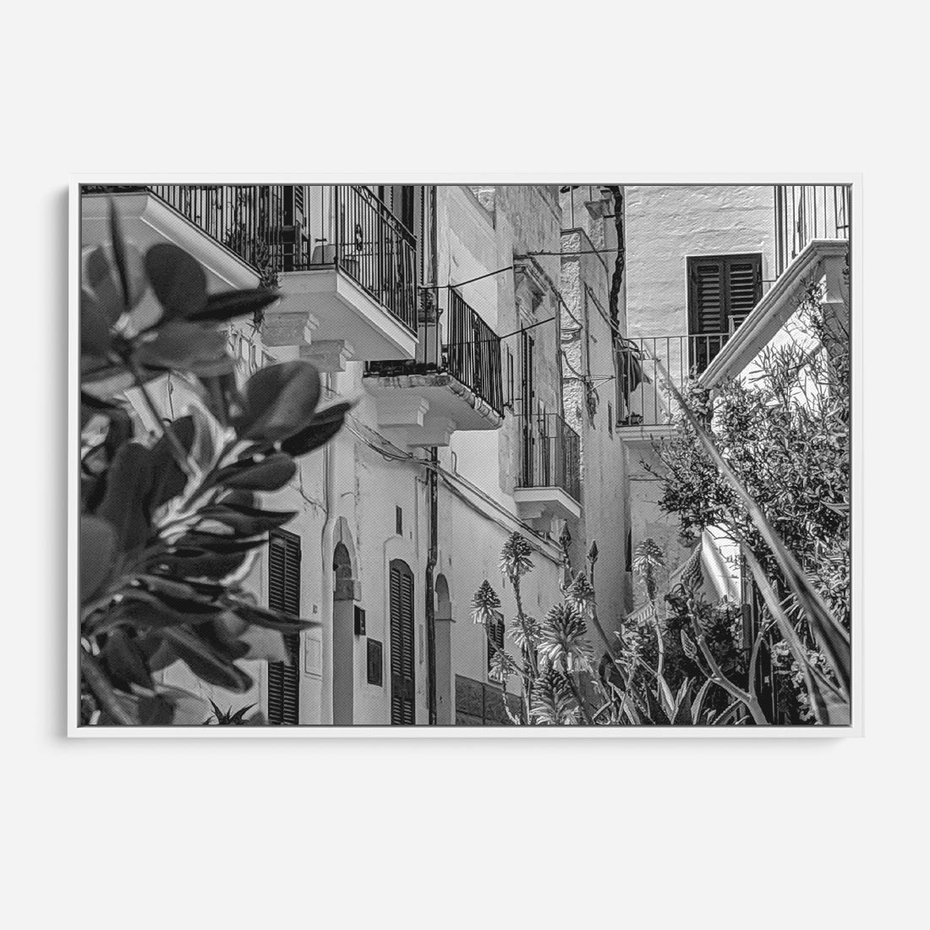 Obraz w ramie 70x50 - Nadmorska Uliczka - czarno białe zdjecie, uliczka w nadmorskim mieście - rama biała