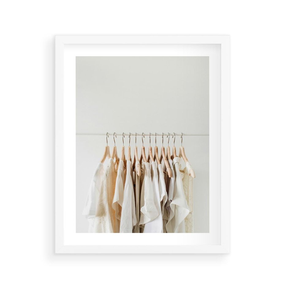 Plakat w ramie 40x50 - Elegancja Prostoty - ubrania, modowa fotografia - rama biała