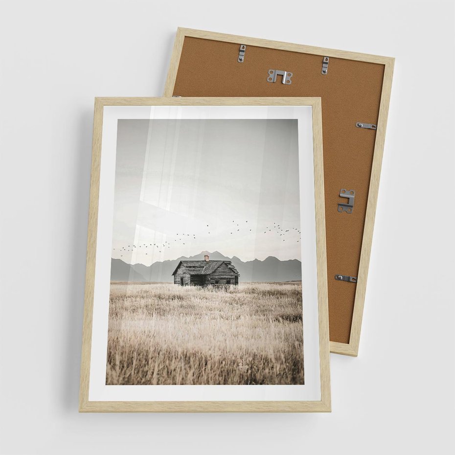 Plakat w ramie 50x70 - Wiejska Idylla - stary drewniany dom w polu suchej trawy, fotografia - rama drewno