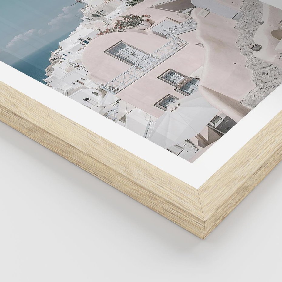 Plakat w ramie 40x50 - Śródziemnomorski Urok - zdjęcie Santorini, białe budynki - rama drewno