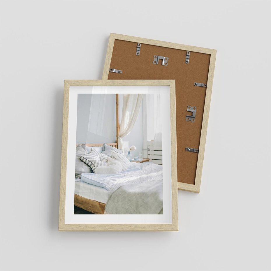 Plakat w ramie 30x40 - Relaks w Sypialni: Jasne Kolory - zdjęcie sypialni, łóżko - rama drewno