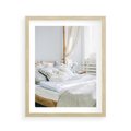 Plakat w ramie 40x50 - Relaks w Sypialni: Jasne Kolory - zdjęcie sypialni, łóżko - rama drewno