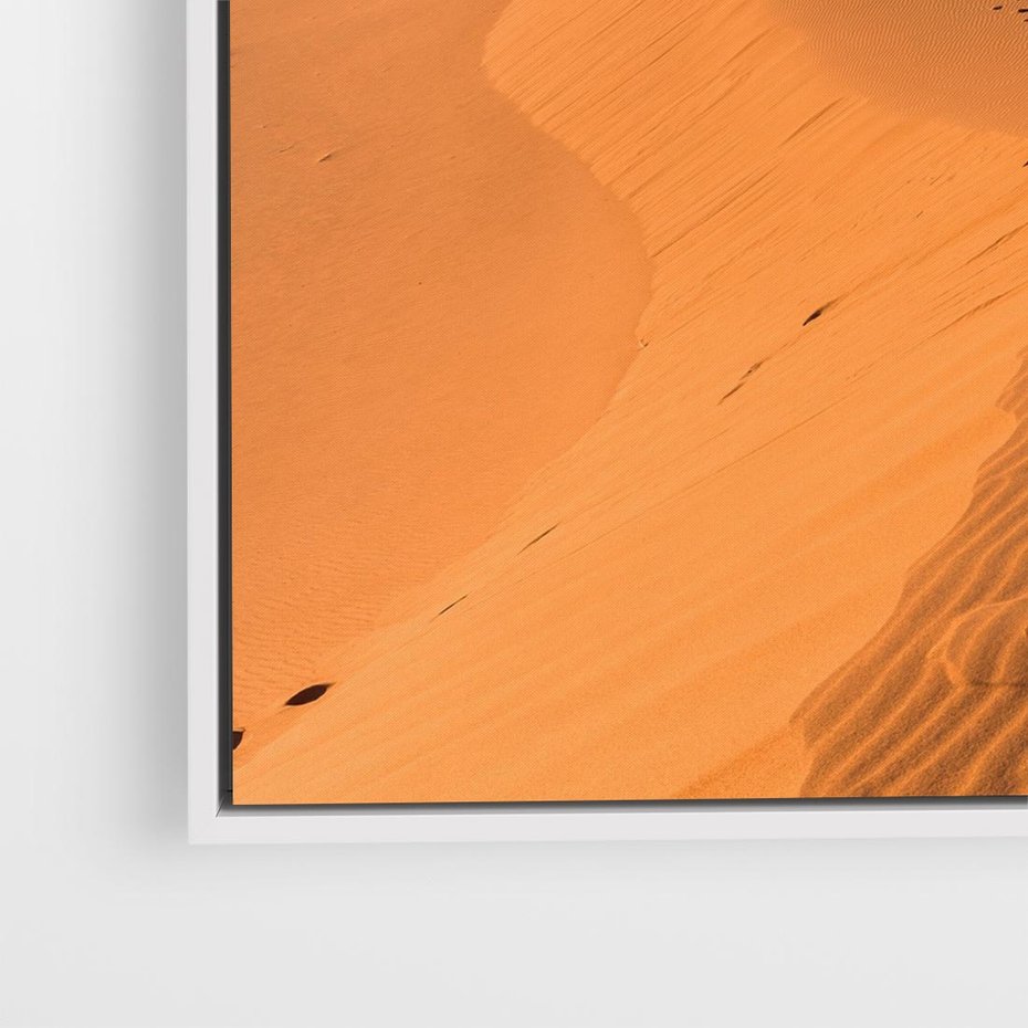 Obraz w ramie 50x50 - Piasek pustyni wędruje - pustynia, piasek - rama biała