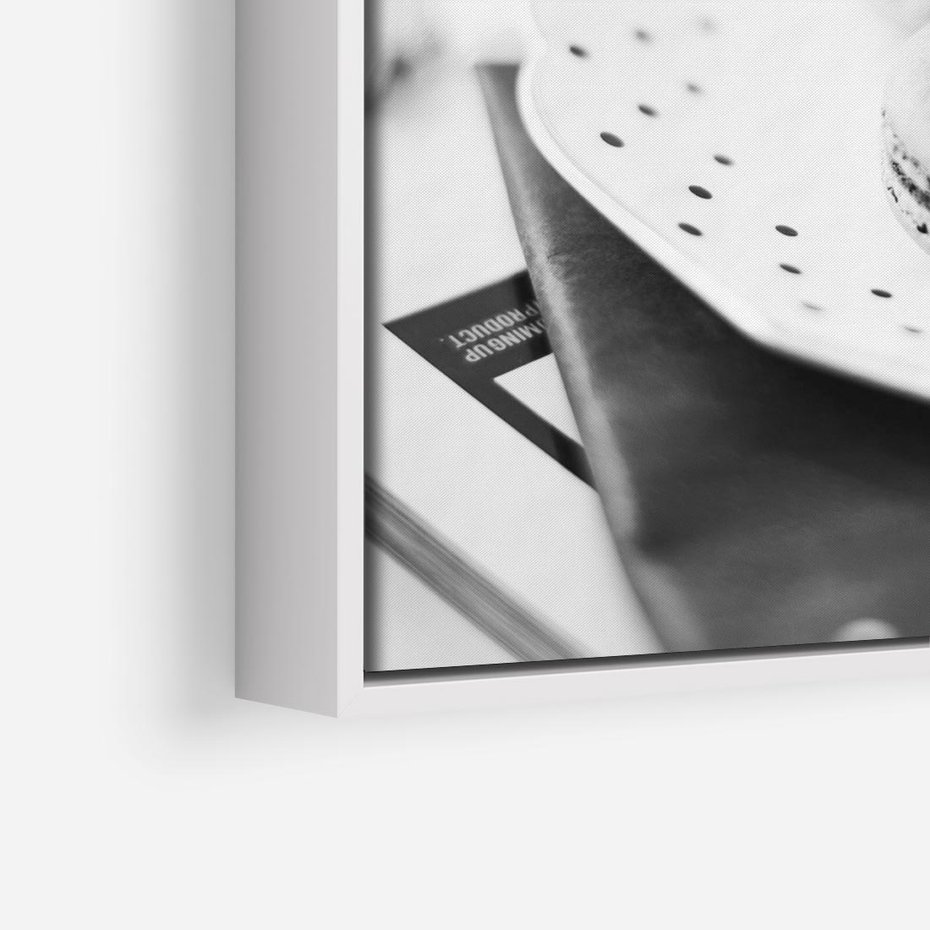 Obraz w ramie 50x50 - Makaroniki w Szarości - czarno biała fotografia, plakat - rama biała