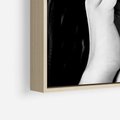 Obraz w ramie 50x70 - Czarna Elegancja - fotografia czarno biała, zbliżenie portret kobiety w czerni - rama drewno