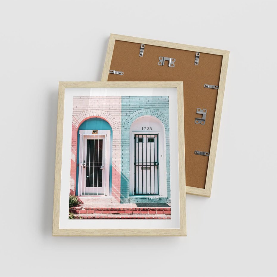 Plakat w ramie 40x50 - Urok Starych Drzwi - stare retro drzwi kamienicy, pastelowe kolory - rama drewno