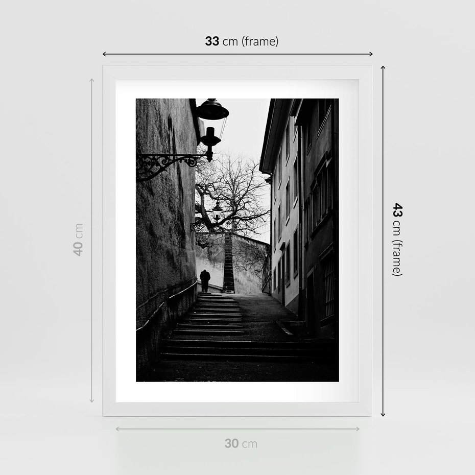 Plakat w ramie 30x40 - Ukryta Uliczka - czarno białe zdjęcie, schody - rama biała