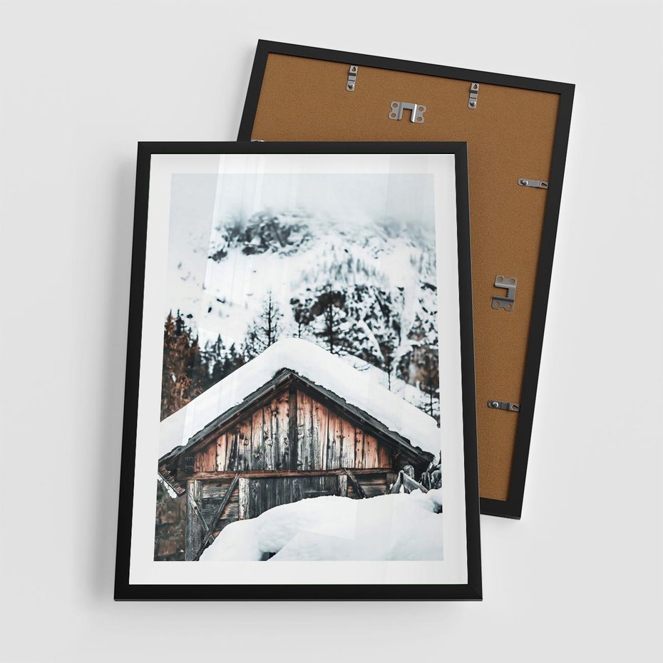 Plakat w ramie 50x70 - Domek w Górach w Białym Odcieniu - zima, domek w górach - rama czarna