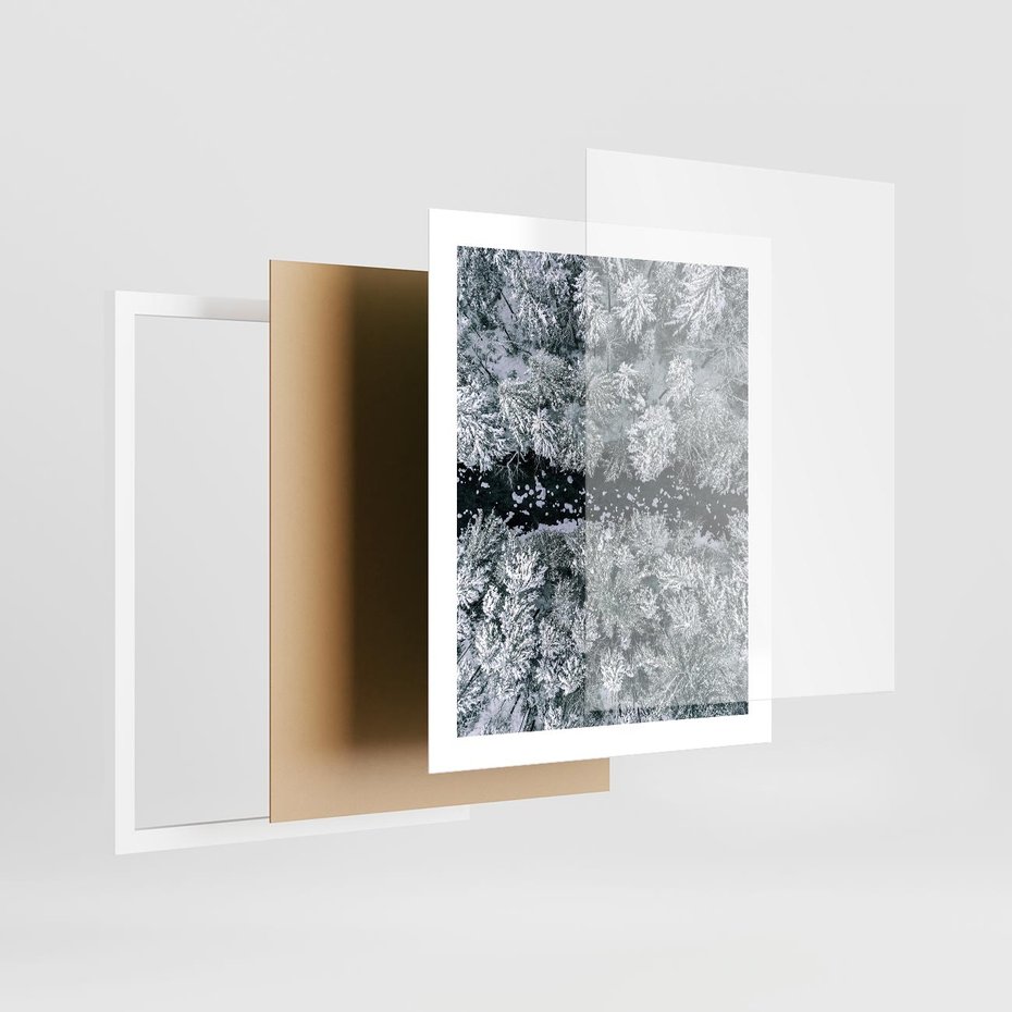 Plakat w ramie 40x50 - Zimowy Krajobraz z Góry - zdjęcie z góry, zaśnieżony las i zamarznięty strumyk - rama biała