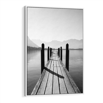 Obraz w ramie 70x100 - Spokojna Przystań - czarno biała fotografia, drewniany pomost na jeziorze - rama biała