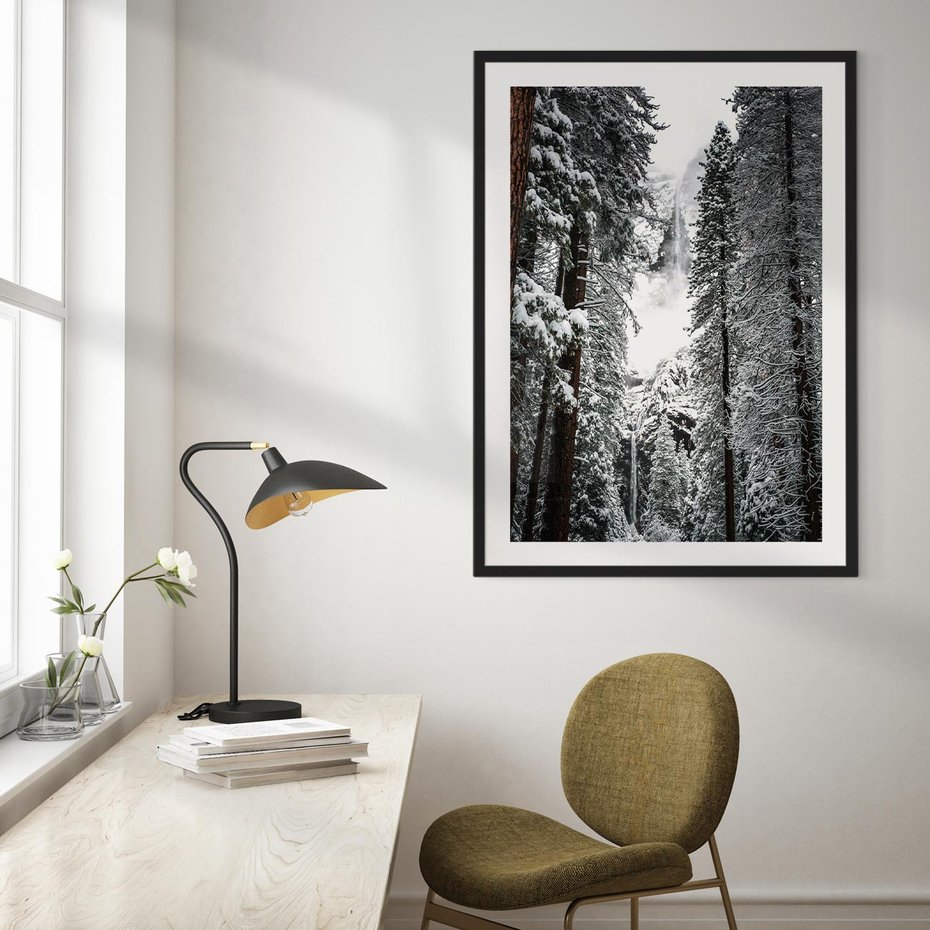 Plakat w ramie 30x40 - Cicha Magia Zimowego Lasu - zimowy las, ośnieżone drzewa - rama czarna