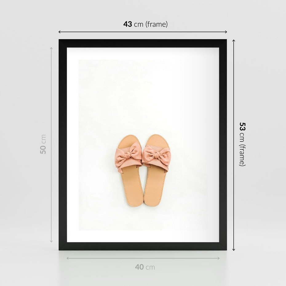 Plakat w ramie 40x50 - Minimalistyczna Moda: Klapki na Białym Tle - klapki, minimalizm - rama czarna
