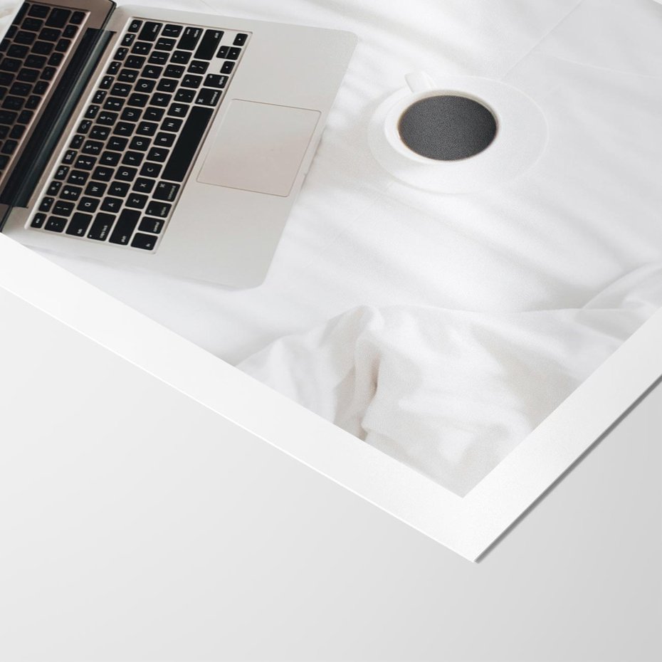 Plakat bez ramy 40x50 - Relaks w Łóżku: Kawa i Laptop w Pościeli - komputer, na łóżku