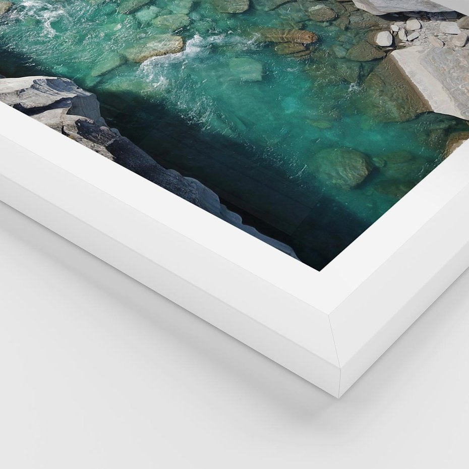 Plakat w ramie 50x70 - Spotkanie natury i siły - rzeka, skały - rama biała