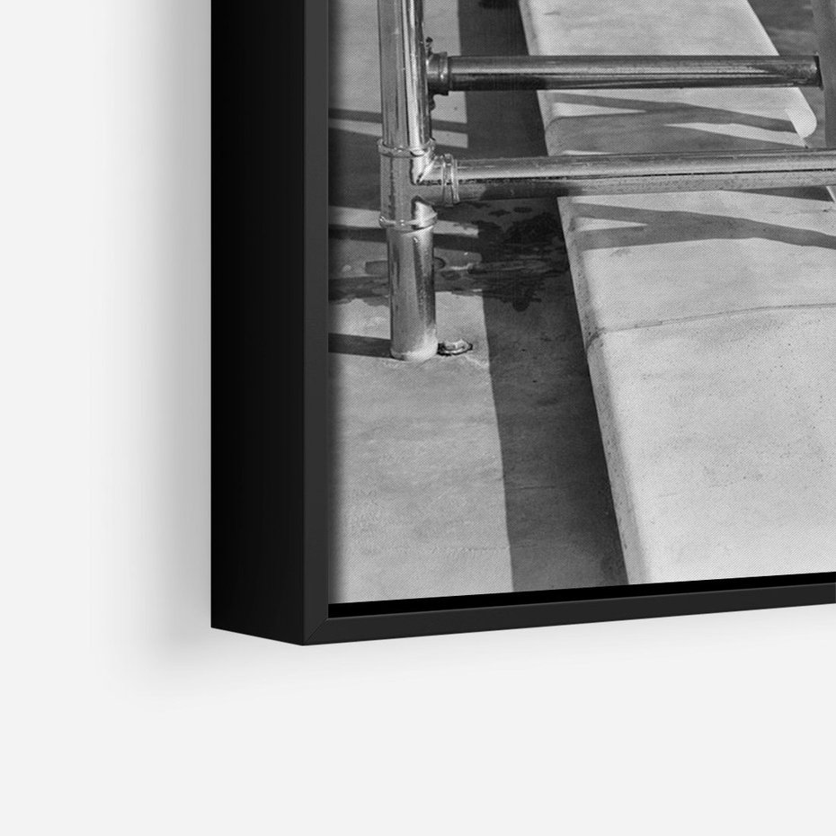 Obraz w ramie 70x100 - Retro Basen - retro zdjęcie, czarno białe - rama czarna