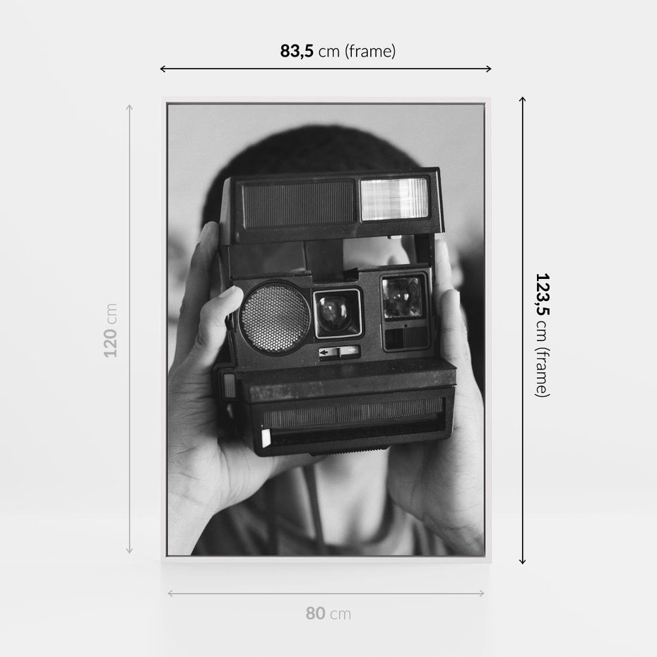 Obraz w ramie 80x120 - Mężczyzna za Aparatem - czarno białe zdjęcie, portret - rama biała