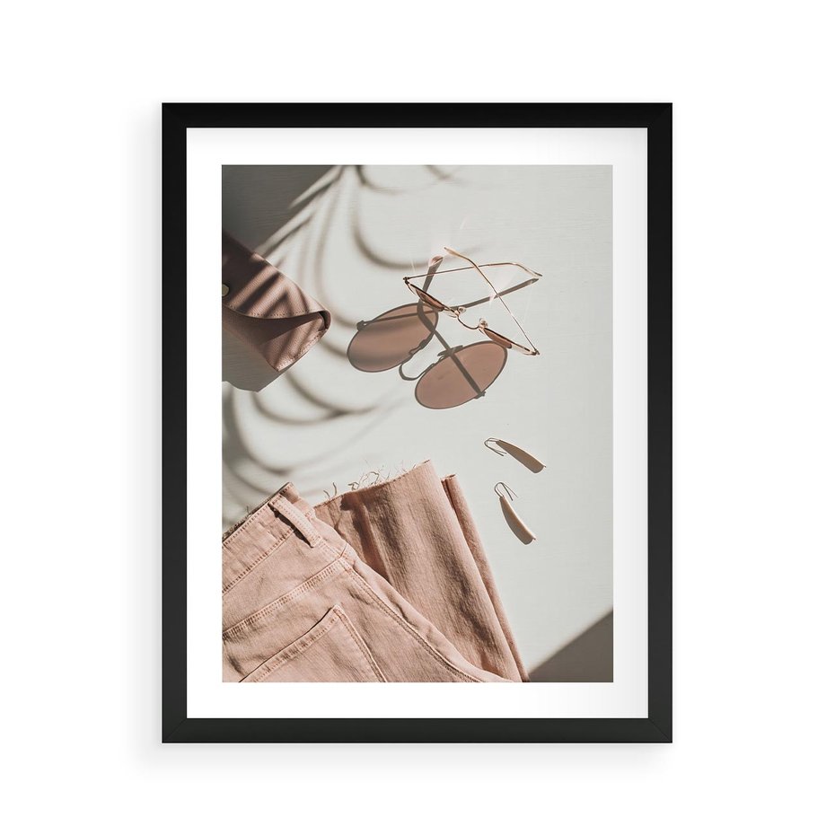 Plakat w ramie 40x50 - Urok Pudrowego Różu - zdjęcie, moda - rama czarna