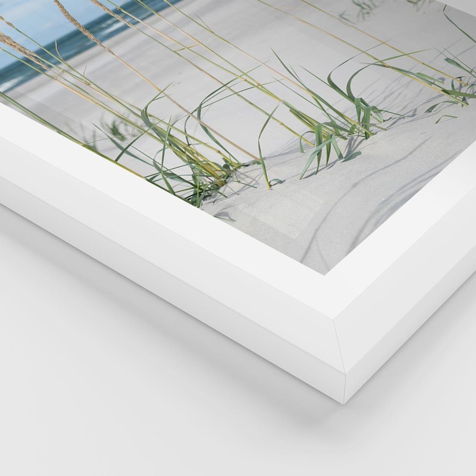 Plakat w ramie 50x70 - Przytulna Śródziemnomorska Trawa - plaża, trawy - rama biała
