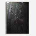 Obraz w ramie 50x70 - Jeleń wśród lasu - jeleń, las - rama drewno