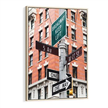 Obraz w ramie 50x70 - Namiastka wielkiego miasta - Nowy Jork, drogowskaz - rama drewno