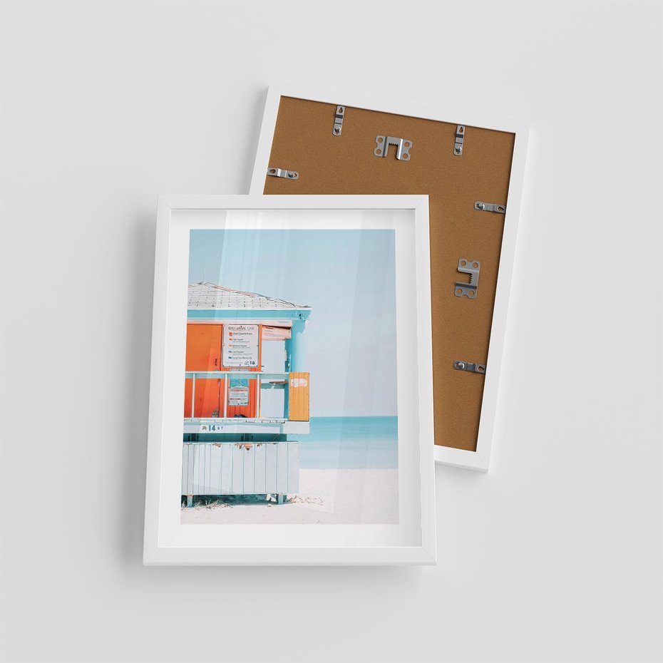 Plakat w ramie 30x40 - Letnia Idylla - plaża, domek na plaży - rama biała