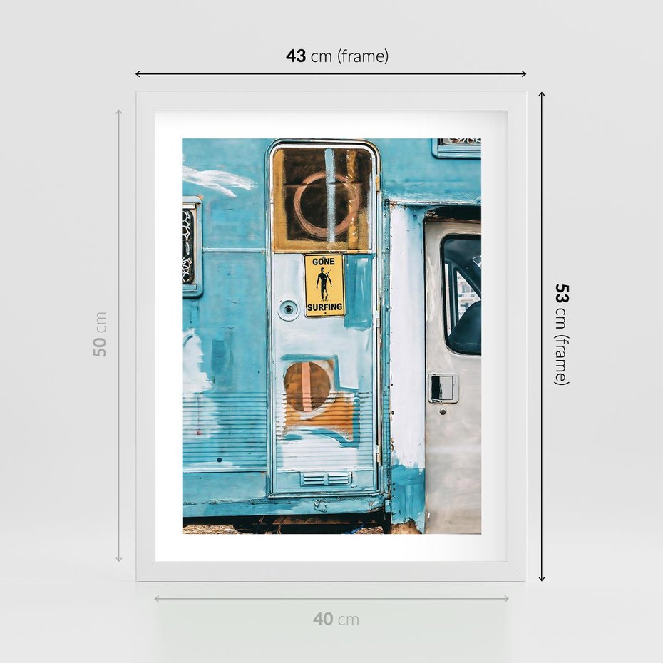 Plakat w ramie 40x50 - Nostalgiczna Podróż - stara przyczepa kempingowa, niebieskie kolory - rama biała
