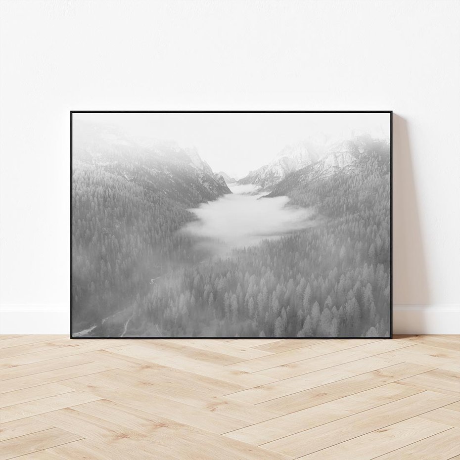 Obraz w ramie 70x50 - Szare Góry - zamglony krajobraz, las - rama czarna