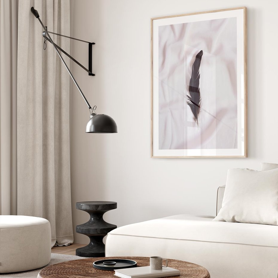 Plakat w ramie 50x70 - Prosta Elegancja - czarne pióro na białej pościeli, minimalizm - rama drewno