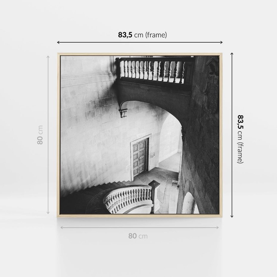 Obraz w ramie 80x80 - Po Schodach w Dół - czarno białą fotgrafia, zakręcone schody w starek kamienicy - rama drewno