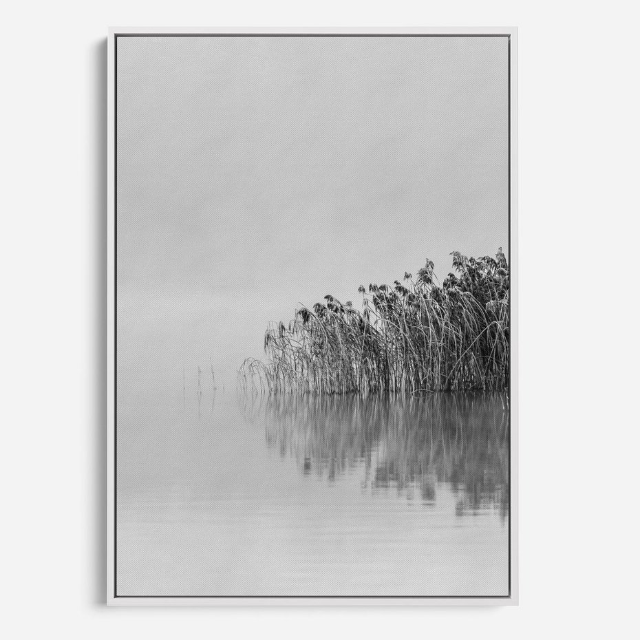 Obraz w ramie 80x120 - Mglisty Brzeg Jeziora - czarno białe zdjęcie, zamglone jezioro - rama biała