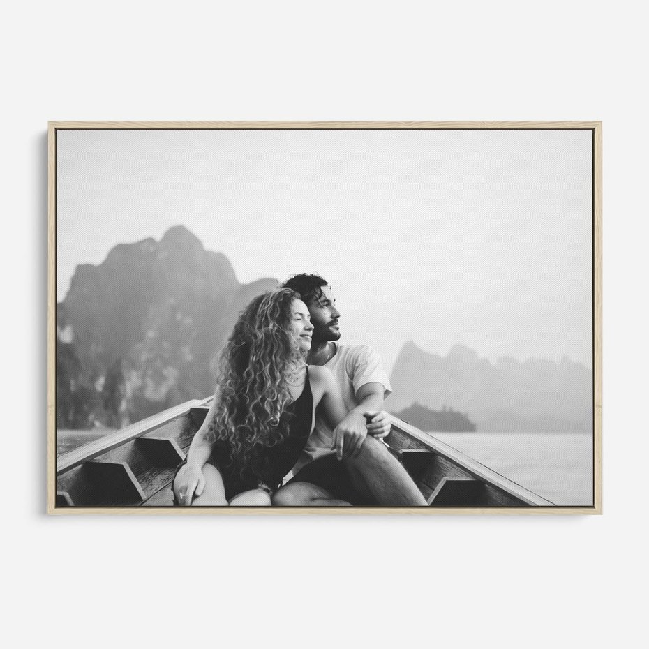 Obraz w ramie 70x50 - Księga mglistych marzeń - czarno biała fotografia, para zakochanych w łodzi - rama drewno