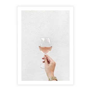 Plakat bez ramy 21x30 - Kobieca Dłoń i Różowe Wino - kieliszek różowego wina, kobieca dłoń