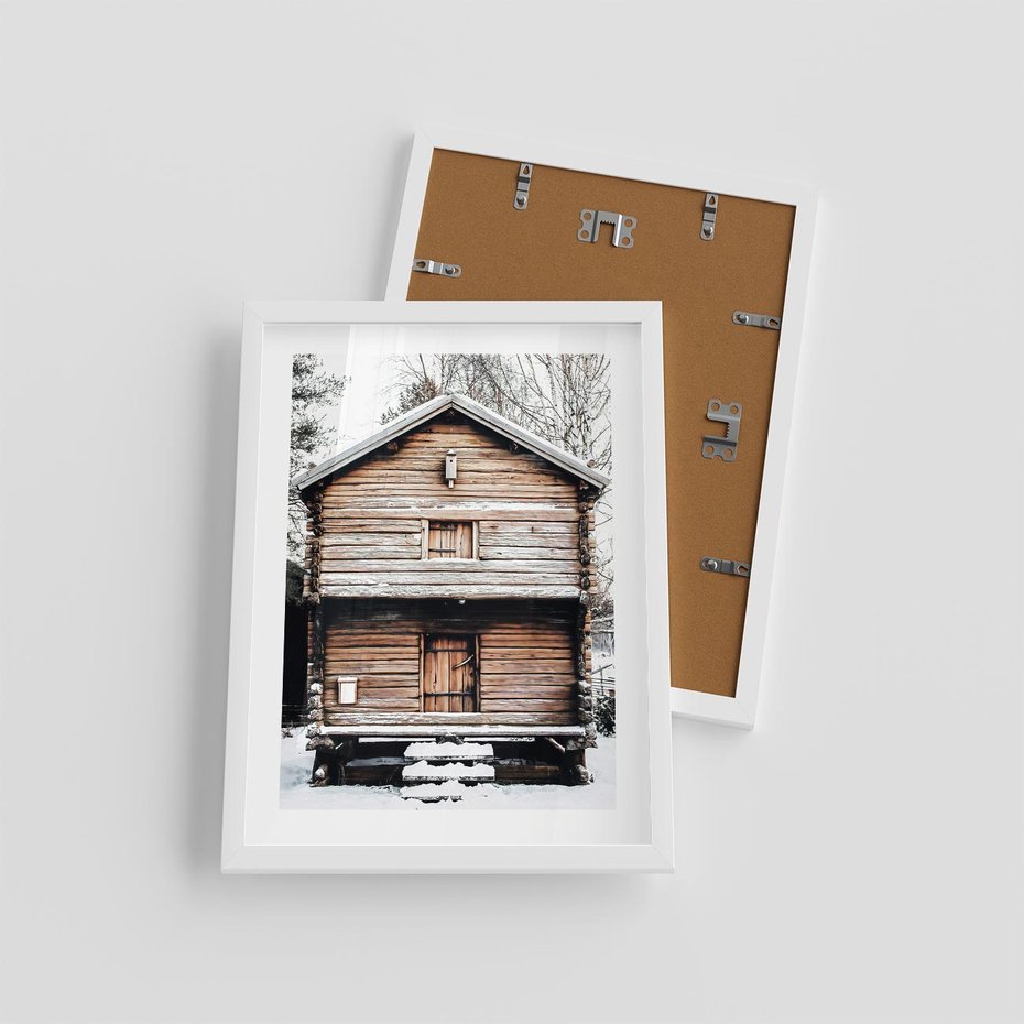 Plakat w ramie 30x40 - Śnieżny Ustronny Raj - domek w górach, śnieg - rama biała