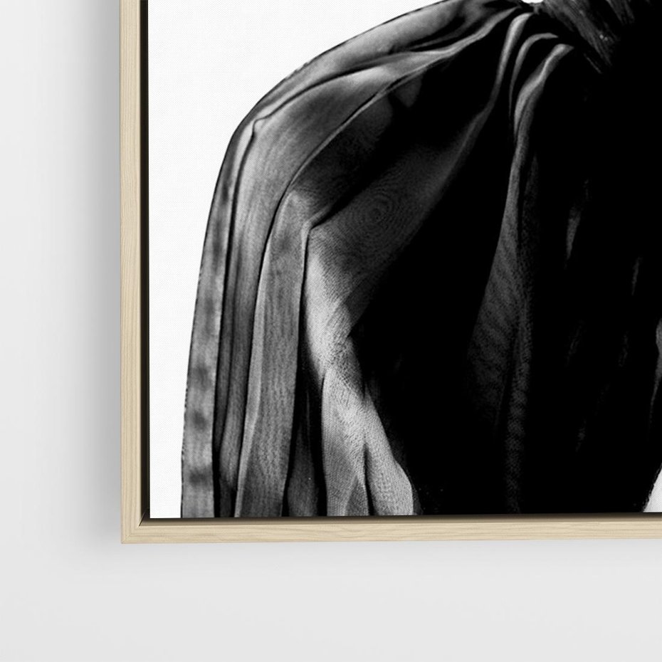 Obraz w ramie 70x50 - Czarna Elegancja - fotografia czarno biała, zbliżenie portret kobiety w czerni - rama drewno