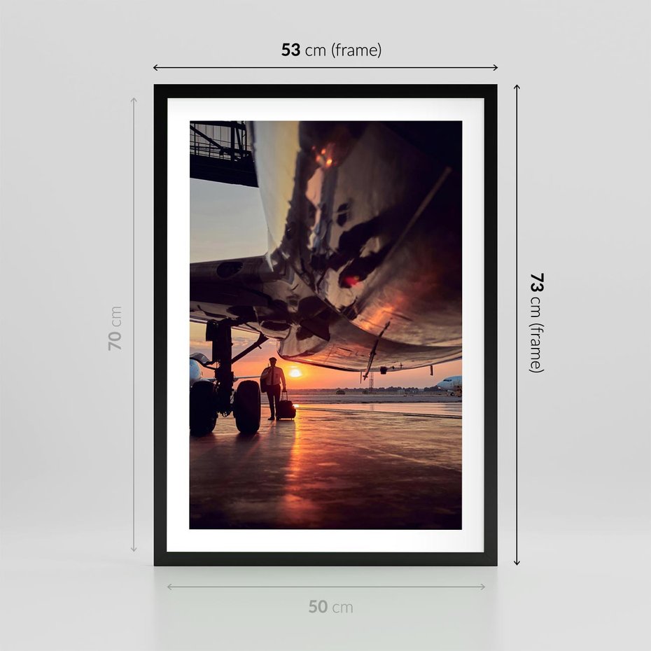 Plakat w ramie 50x70 - Podróż ku Zachodzącemu Słońcu - samolot, scena na lotnisku - rama czarna