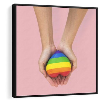 Obraz w ramie 50x50 - Miłość na Dłoniach - zdjęcie, dłonie trzymają ulepione tęczowe serce - rama czarna