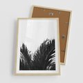 Plakat w ramie 50x70 - Tropikalna Uroda w Czerni i Bieli - fotografia czarno biała, liście palmy - rama drewno