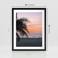 Plakat w ramie 40x50 - Tropikalny Zachód Słońca: Piękno Palmy - palma, nad morzem - rama czarna