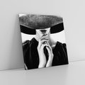 Obraz na płótnie 60x60 - Czarna Elegancja - fotografia czarno biała, zbliżenie portret kobiety w czerni