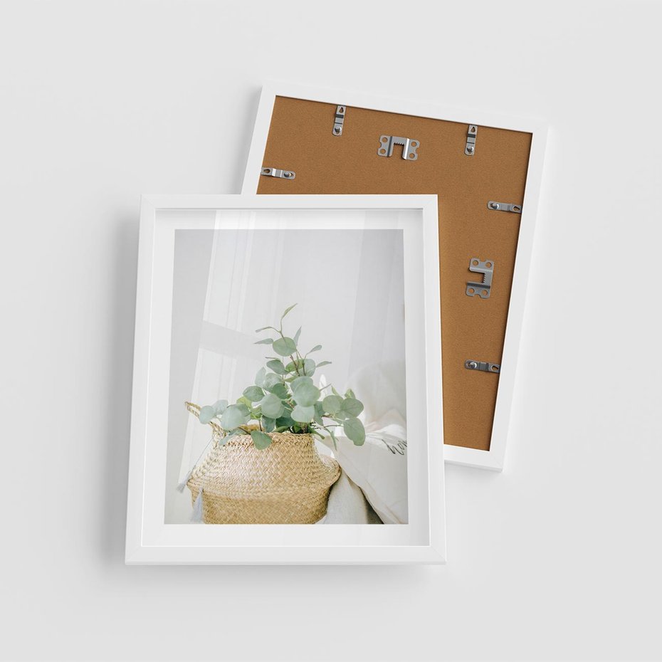 Plakat w ramie 40x50 - Eukaliptusowa Świeżość - eukaliptus, liście w koszu z wikliny - rama biała