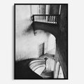 Obraz w ramie 70x100 - Po Schodach w Dół - czarno białą fotgrafia, zakręcone schody w starek kamienicy - rama czarna