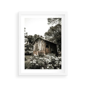 Plakat w ramie 50x70 - Oaza Uroku: Drewniana Chatka i Ogród - domek, ogród - rama biała